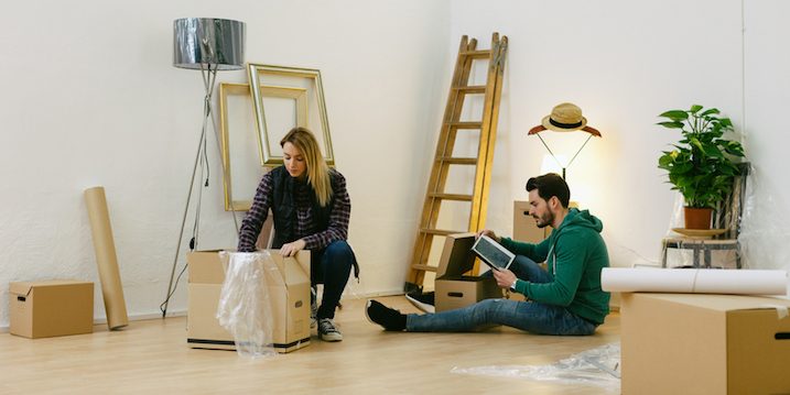 apartment-moving-couple